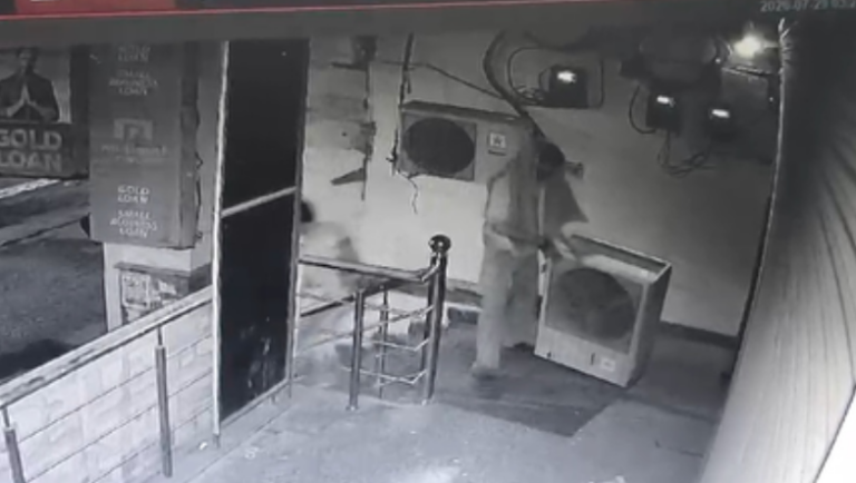 नोएडा में चोरों के हौसले बुलंद! मुथूट फाइनेंस के बाहर से एसी की आउटडोर यूनिट ले उड़े शातिर, CCTV में कैद हुई करतूत