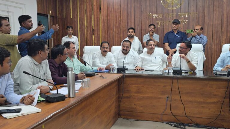 मुजफ्फरनगर समीक्षा बैठक में गरजी कैबिनेट मंत्री की आवाज, चीफ इंजीनियर से तीखी नोकझोंक, बोले- नेता बनना है तो पहले इस्तीफा दीजिए