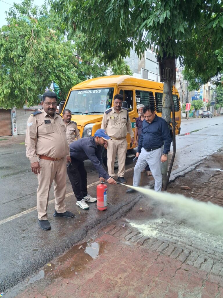 औरैया में “मिशन सेफ फ्यूचर” अभियान के तहत स्कूली वाहनों पर सख्ती, 13 का चालान और 2 वाहन सीज