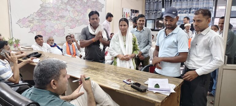 मिर्जापुर में कैबिनेट मंत्री आशीष पटेल ने जनसंवाद में सुनीं लोगों की समस्याएं, अधिकारियों को दिए त्वरित निस्तारण के निर्देश