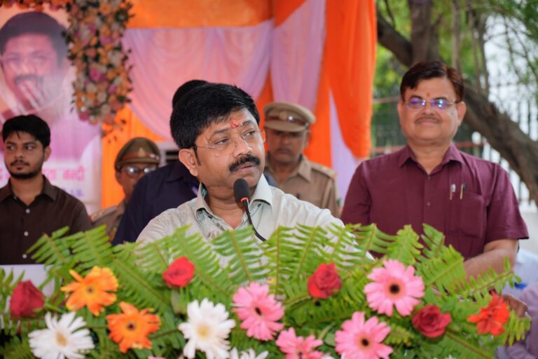 प्रयागराज में हरियाली का महाअभियान शुरू, मंत्री नंदी ने शहीद चंद्रशेखर आजाद पार्क में लगाया हरिशंकरी पौधा