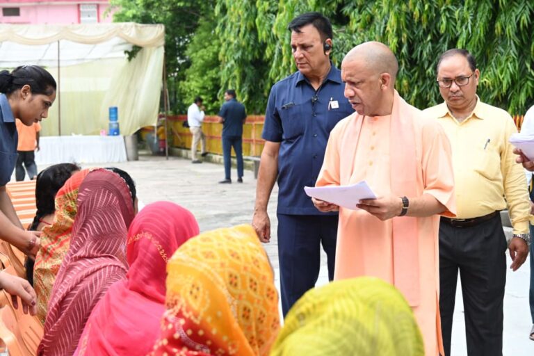 गोरखनाथ मंदिर में सीएम योगी का जनता दर्शन, 200 फरियादियों की सुनी समस्याएं, अधिकारियों को दिए त्वरित समाधान के निर्देश