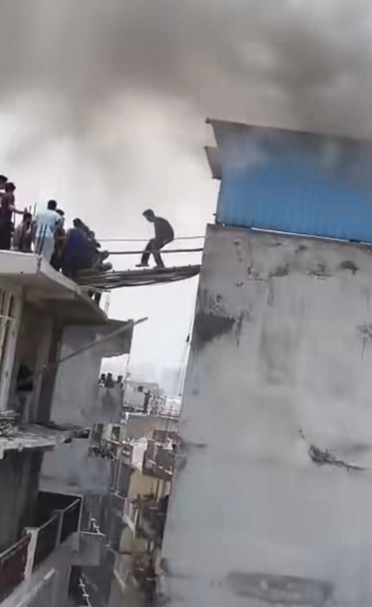 नोएडा पीजी अग्निकांड में बड़ी कार्रवाई, दो मौतों के बाद संचालक गिरफ्तार; केयरटेकर फरार