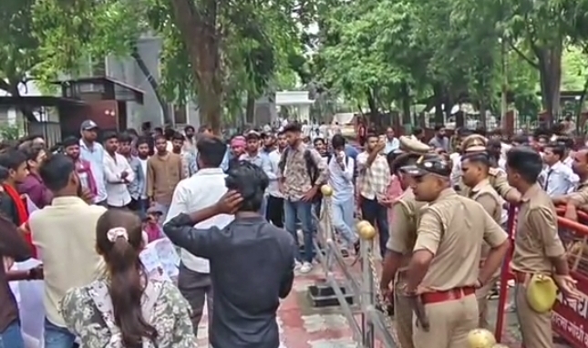 NEET विवाद पर वाराणसी में छात्रों का प्रदर्शन रोक गया, शिक्षा मंत्री के इस्तीफे की मांग
