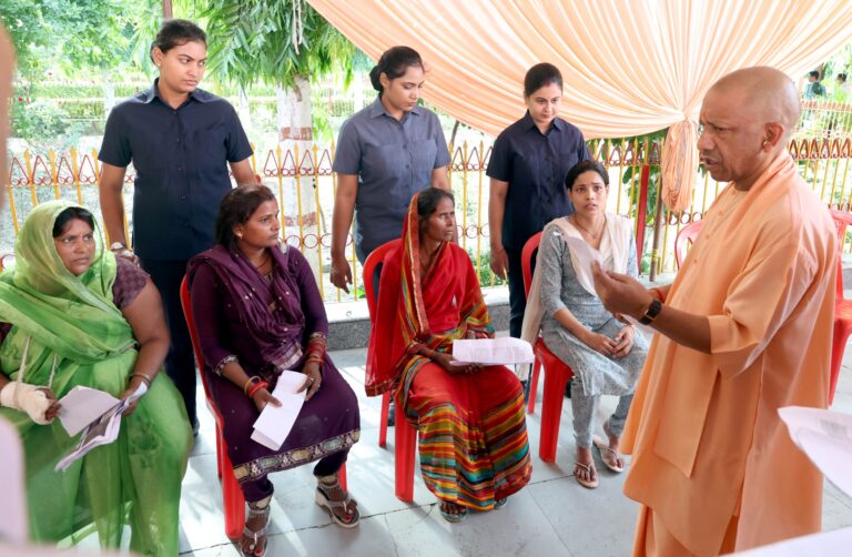 गुरु पूर्णिमा पर सीएम योगी का जनता दर्शन, बोले- हर समस्या का होगा त्वरित और संतोषजनक समाधान