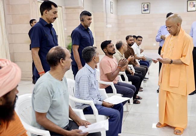 जनता दर्शन में सीएम योगी सख्त, बोले- शिकायतों में लापरवाही नहीं चलेगी; खिलाड़ियों को दिया भरोसा