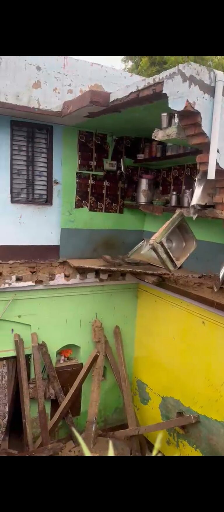 बागपत में आकाशीय बिजली का कहर, किसान के मकान की छत गिरी; बाल-बाल बचा परिवार