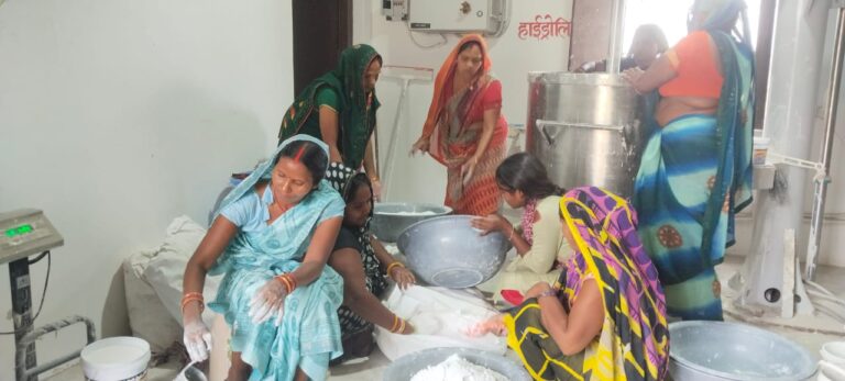 गोबर से ग्रीन पेंट तक का सफर: मऊ की महिलाओं ने बदली तस्वीर, आत्मनिर्भरता की नई कहानी लिख रहा लघु उद्योग
