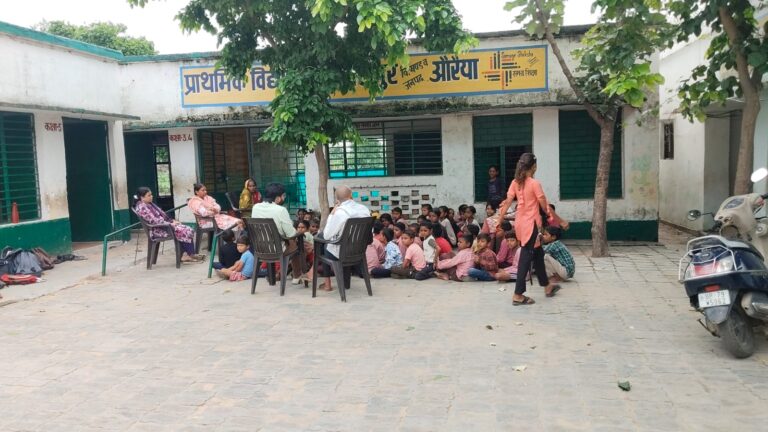 औरैया के प्राथमिक विद्यालय में बच्चों को जमीन पर बैठाकर पढ़ाने का वीडियो वायरल, शिक्षा व्यवस्था पर उठे सवाल