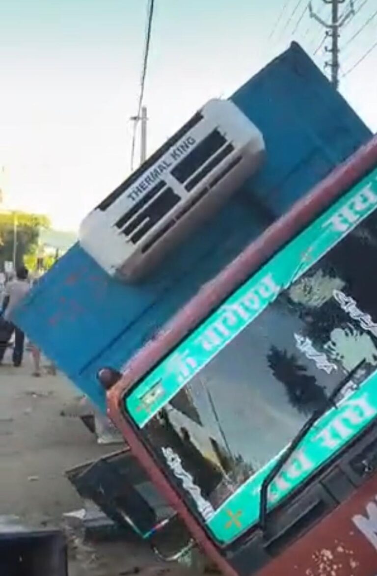 देवरिया में दूध से भरे ट्रक में पीछे से घुसी तेज रफ्तार ट्रक, ब्यूटी पार्लर संचालिका की दर्दनाक मौत