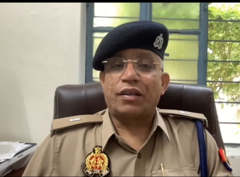 मिर्जापुर में दर्दनाक हादसा: सीमेंट से भरा कंटेनर घर में घुसा, चारपाई पर सो रहे पिता-पुत्र की मौत
