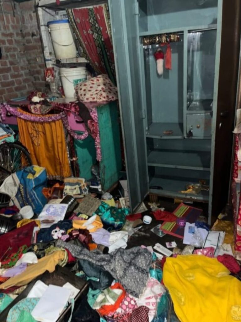 औरैया में दिल्ली से लौटे दंपती के उड़ गए होश, सूने मकान से लाखों के जेवर, नकदी और सामान पर चोरों ने किया हाथ साफ