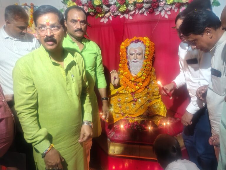 प्रयागराज में संत रविदास को नमन: भाजपा ने 65 दीप जलाकर शुरू किया समरसता संकल्प अभियान, दिया सामाजिक एकता का संदेश