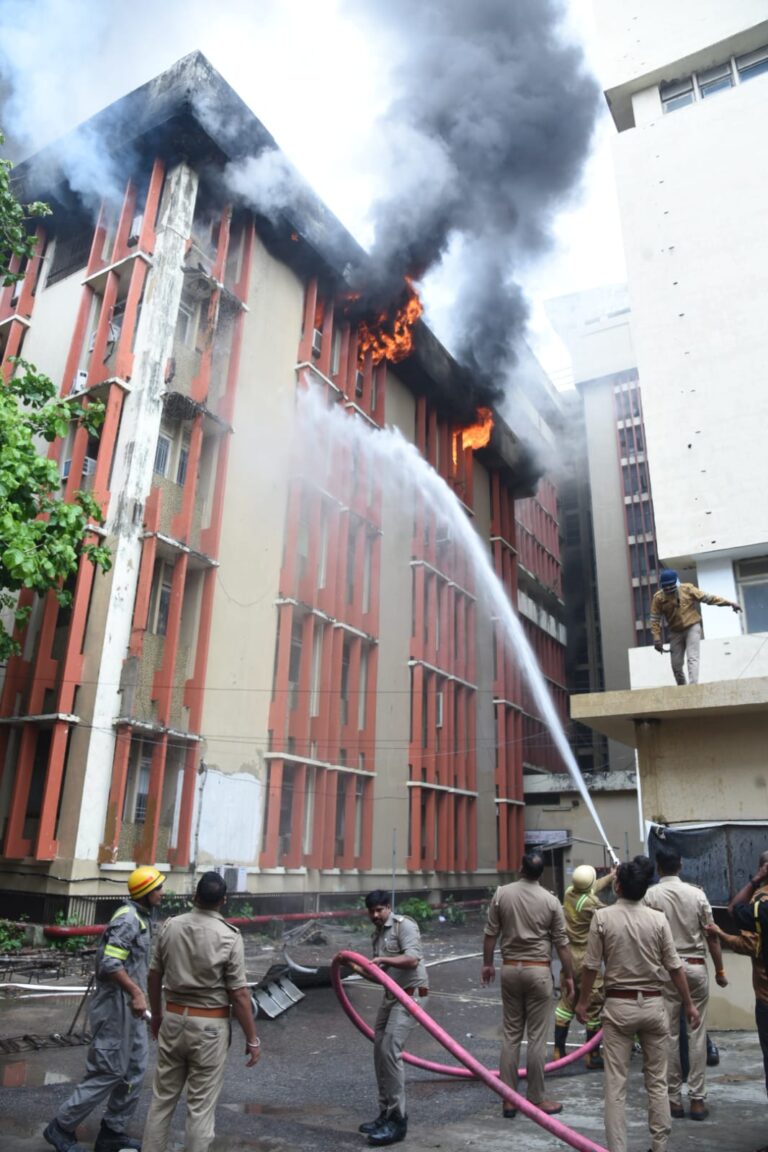 लखनऊ के जवाहर भवन में लगी भीषण आग, चौथी मंजिल पर धुआं फैलने से मची अफरा-तफरी