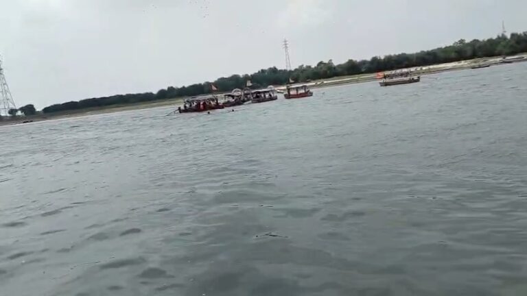 गोरखपुर में सरयू नदी में बड़ा हादसा टला: नाव से टकराकर पलटी मोटरबोट, लाइफ जैकेट ने बचाई पांच लोगों की जान