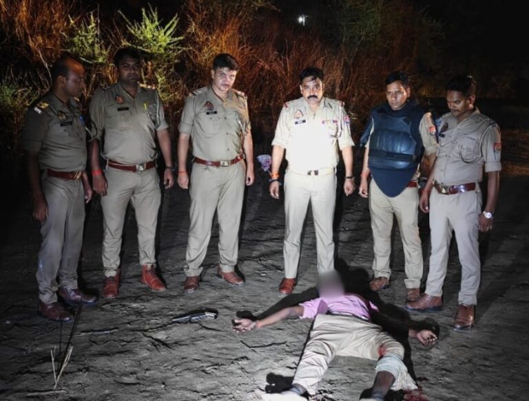 फतेहपुर में पुलिस मुठभेड़, गोली लगने से बदमाश घायल; तमंचा, नकदी और चोरी की बाइक बरामद, साथी फरार
