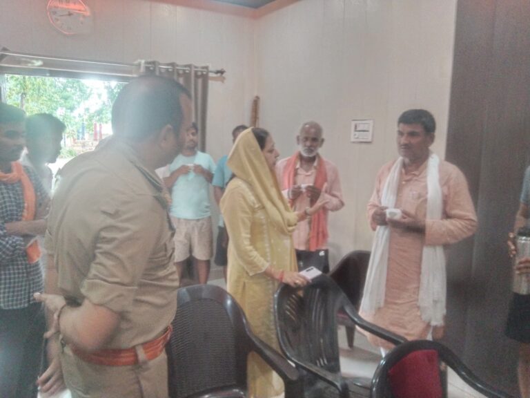 बलिया में हाईटेंशन तार की चपेट में आने से पिता-पुत्र की दर्दनाक मौत, ग्रामीणों ने लगाया जाम