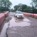 बारिश ने बढ़ाया खतरा: बेलड़ा-धीराहेड़ी गंग नहर पुल पर गहरे गड्ढों से हादसे की आशंका, ग्रामीणों ने दी आंदोलन की चेतावनी