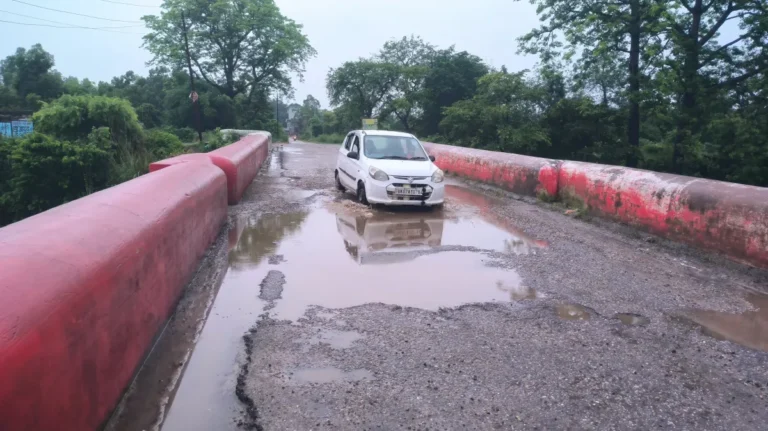 बारिश ने बढ़ाया खतरा: बेलड़ा-धीराहेड़ी गंग नहर पुल पर गहरे गड्ढों से हादसे की आशंका, ग्रामीणों ने दी आंदोलन की चेतावनी