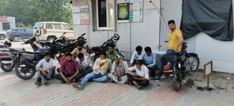 छपार टोल पर नौकरी से हटाए गए कर्मचारियों का बवाल, बहाली की मांग को लेकर अनिश्चितकालीन धरना शुरू