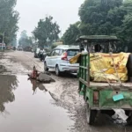 शुकतीर्थ मार्ग पर जानलेवा गड्ढों से बढ़ा हादसों का खतरा, ग्रामीणों ने सड़क मरम्मत नहीं होने पर आंदोलन की चेतावनी दी
