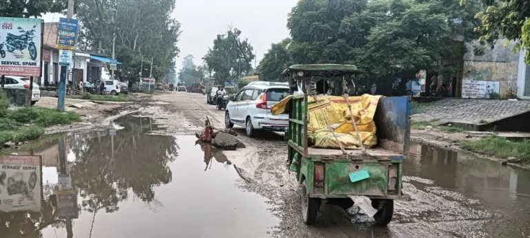 शुकतीर्थ मार्ग पर जानलेवा गड्ढों से बढ़ा हादसों का खतरा, ग्रामीणों ने सड़क मरम्मत नहीं होने पर आंदोलन की चेतावनी दी