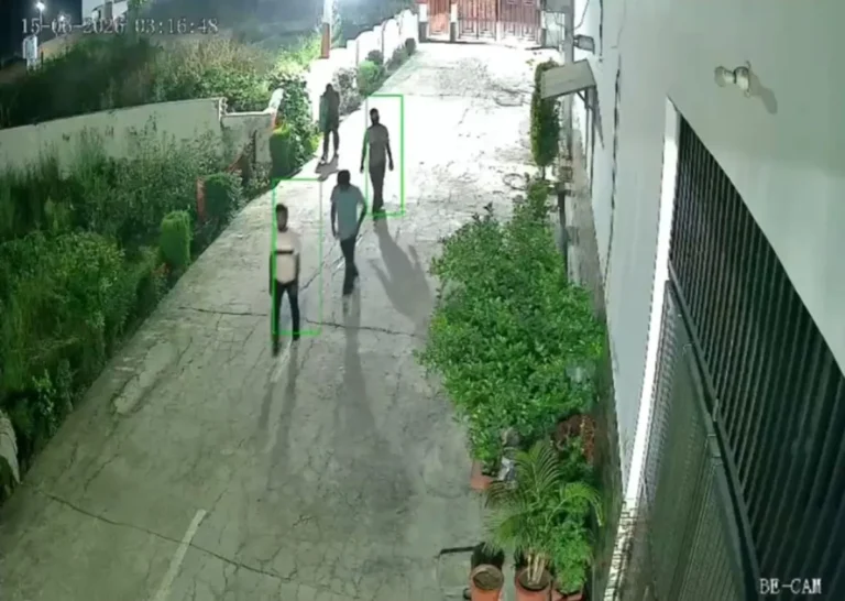 बेखौफ चोरों का बड़ा कारनामा! मुजफ्फरनगर के बंद फ्लैट से लाखों की चोरी, CCTV में कैद हुए चार संदिग्ध