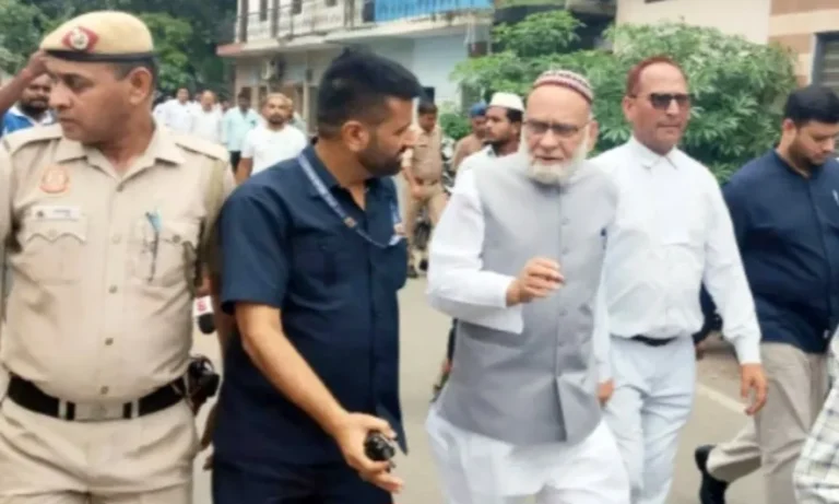 मुजफ्फरनगर में 19 साल पुराने चुनाव आचार संहिता उल्लंघन मामले में शाही इमाम अहमद बुखारी कोर्ट में पेश, वारंट रिकॉल कर मिली जमानत