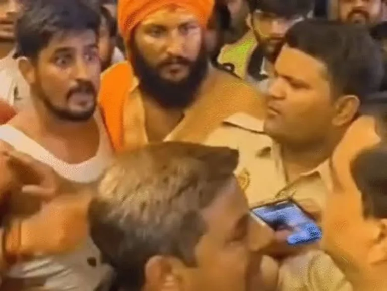 मुजफ्फरनगर में शिव चौक पर आधी रात हाईवोल्टेज हंगामा: कांवड़ियों और पुलिस में तीखी नोकझोंक, पत्रकारों से मारपीट के बाद 17 पर तहरीर
