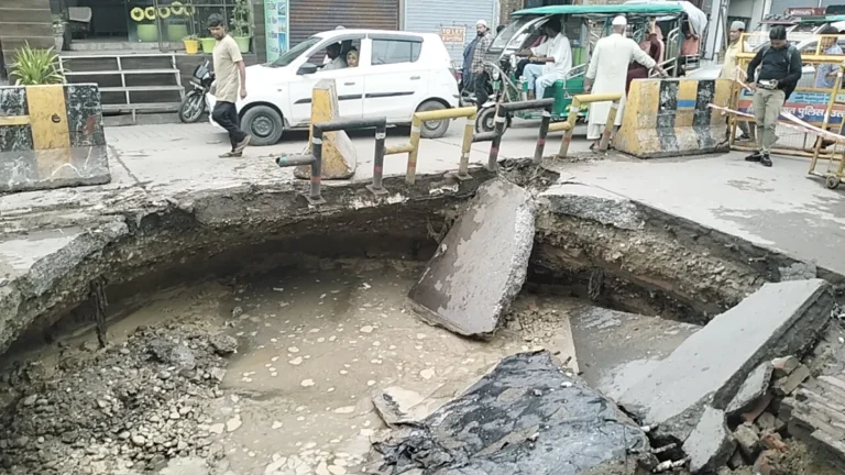 मुजफ्फरनगर के मीनाक्षी चौक पर अचानक धंसी सड़क, बड़ा हादसा टला; खालापार मार्ग बंद, ट्रैफिक डायवर्ट