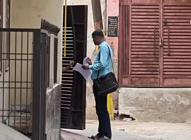 मुजफ्फरनगर में तीन वर्षीय मासूम की कस्टडी को लेकर कोर्ट का अनोखा कदम, ढोल बजवाकर कराई गई मुनादी, घर पर चस्पा किया नोटिस