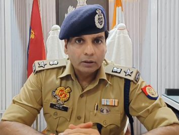 फुलत मदरसा विवाद में बड़ा एक्शन! धर्मांतरण के आरोप में पिता-पुत्र पर FIR, गिरफ्तारी को पुलिस की ताबड़तोड़ दबिश