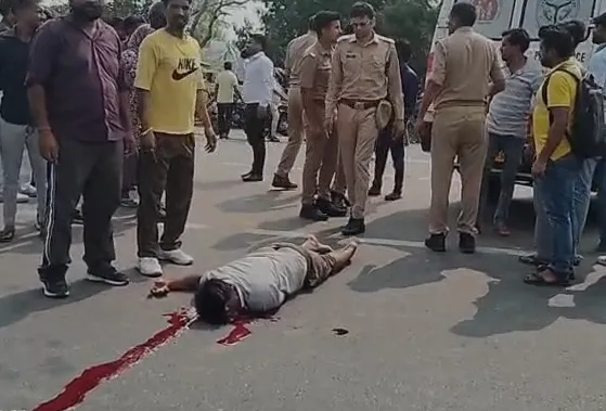 मुजफ्फरनगर: NH-58 पर भीषण हादसा, अज्ञात वाहन की टक्कर से बाइक सवार युवक की मौत, साथी गंभीर