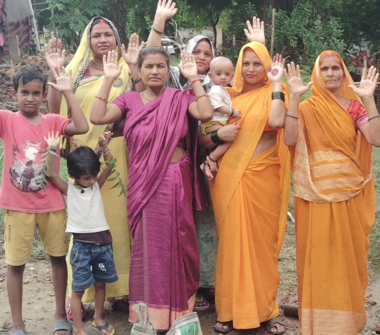 मीरजापुर में जलभराव से बेहाल गांव! गोद में बच्चों को लेकर सड़क पर उतरीं महिलाएं, आंदोलन की चेतावनी