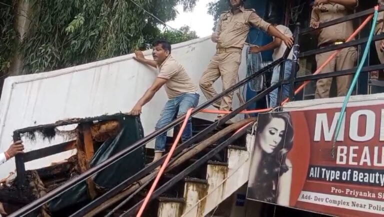 जौनपुर में शॉर्ट सर्किट से बेकरी में लगी भीषण आग, ₹10 लाख का सामान जलकर राख