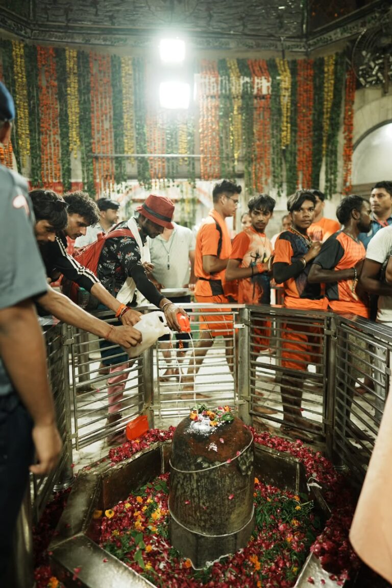 बागपत में आस्था का सैलाब! परशुरामेश्वर महादेव मंदिर में 15 लाख कांवड़ियों ने किया जलाभिषेक, 3000 पुलिसकर्मी तैनात