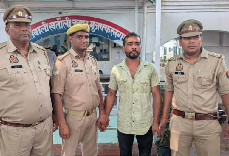 खतौली के बड़ा बाजार में सुनार की दुकान में चोरी: शातिर चोर गिरफ्तार, 6500 रुपये नकद और चांदी की पाजेब बरामद