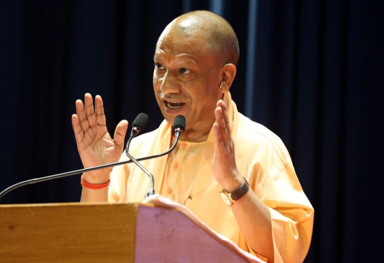 गोरखपुर में सीएम योगी का जनता दर्शन, करीब 200 लोगों की सुनी फरियाद; बोले-धन के अभाव में नहीं रुकेगा किसी का इलाज
