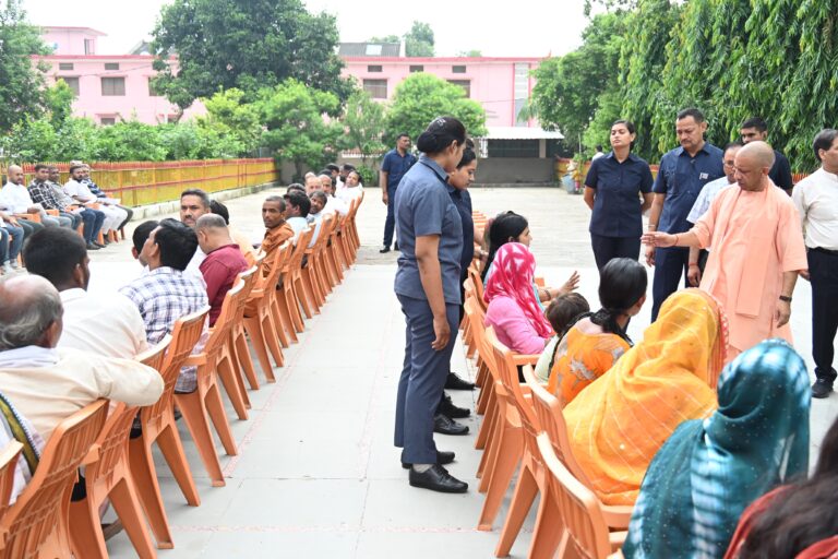 गोरखपुर में सीएम योगी का जनता दर्शन, 200 फरियादियों से बोले- घबराइए मत, समस्या का समाधान जरूर होगा