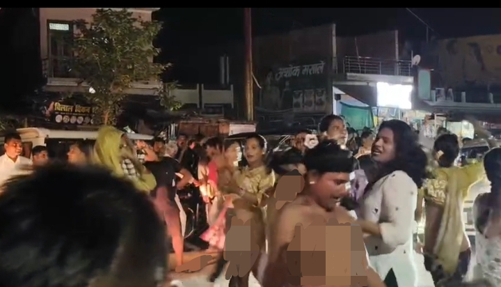 बांदा में किन्नरों का हाईवोल्टेज प्रदर्शन! पुलिस चौकी के सामने नग्न होकर जताया विरोध, पेट्रोल डालकर आत्मदाह की धमकी से मचा हड़कंप