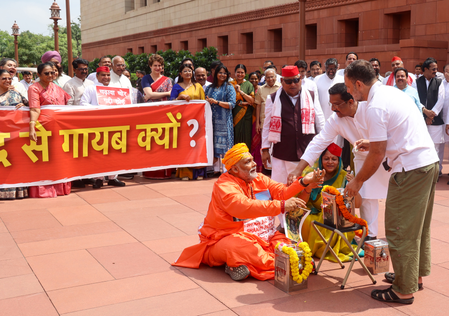 राम मंदिर प्रदर्शन पर FIR के बाद सियासी घमासान, सपा बोली- विपक्ष की आवाज दबाने की कोशिश