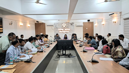 ग्रेटर नोएडा में फीस की मनमानी पर बड़ा एक्शन! 7 निजी स्कूलों पर ₹7 लाख का जुर्माना, प्रशासन की सख्ती