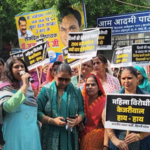 दिल्ली लक्ष्मी योजना पर सियासी संग्राम तेज, 22 AAP विधायकों के घर BJP का प्रदर्शन; माफी की मांग