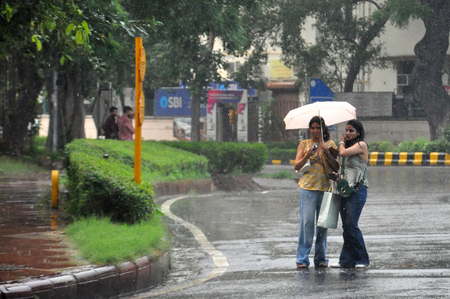 दिल्ली-NCR में मौसम मेहरबान! बारिश और बादलों से गर्मी-उमस से राहत, हवा की गुणवत्ता भी सुधरी