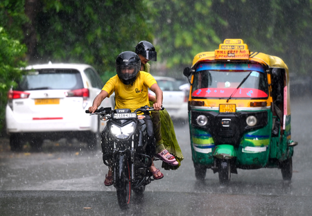 दिल्ली-NCR में बारिश ने बदला मौसम का मिजाज, उमस से राहत; कई इलाकों में हवा हुई साफ, अगले 3 दिन भी बारिश के आसार