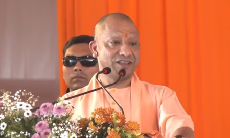रसोइयों को योगी सरकार का बड़ा तोहफा, मानदेय बढ़ा और 5 लाख तक कैशलेस इलाज; अखिलेश पर भी बरसे सीएम
