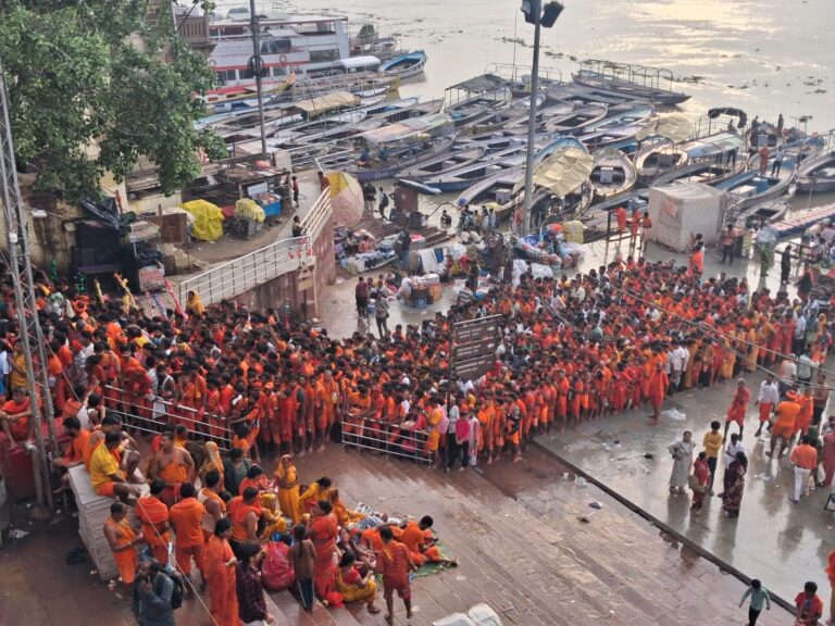 वाराणसी में सावन के दूसरे सोमवार काशी विश्वनाथ धाम में उमड़ा आस्था का सैलाब, 10 बजे तक 2.65 लाख श्रद्धालुओं ने किए दर्शन