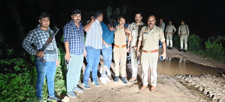 झांसी में चेन स्नैचिंग का 10 घंटे में खुलासा! पुलिस मुठभेड़ में एक आरोपी के पैर में लगी गोली, दो गिरफ्तार