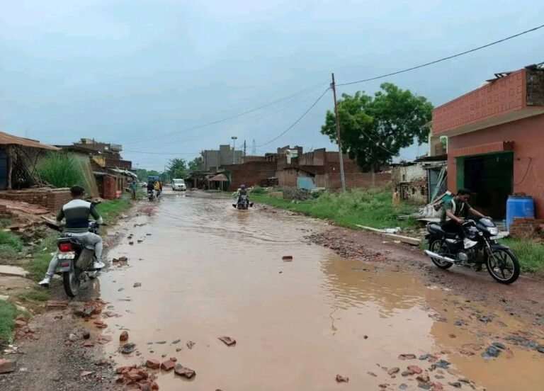 गड्ढों में गुम हुआ फोरलेन! बारिश ने बढ़ाई औरैया-फफूंद मार्ग की मुसीबत, सालों से अधूरा पड़ा निर्माण