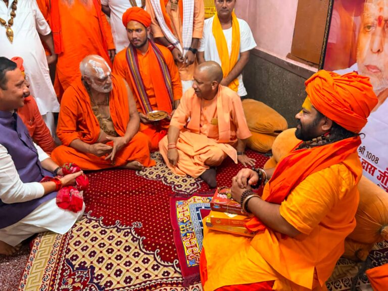 अयोध्या पहुंचे सीएम योगी, हनुमानगढ़ी में किए दर्शन; रामचंद्र दास परमहंस को देंगे श्रद्धांजलि